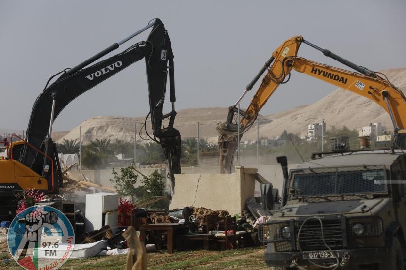 الاحتلال يهدم منشأتين تجاريتين في حوارة جنوب نابلس