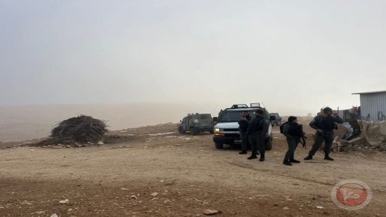 الاحتلال يحول خربة “أم الخير” لمنطقة عسكرية والمستوطنون يهاجمون المواطنين جنوب الخليل