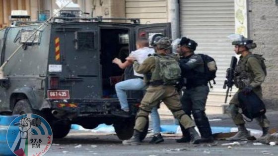 الاحتلال يعتقل طفلين وشابا خلال اقتحام بلدة بيت أمر ويخطر بهدم منزل في الخليل