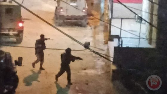 الاحتلال يعتقل 3 شبان من بلدة بيت أمر ومدينة دورا