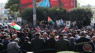 صور- في يوم التضامن مع الشعب الفلسطيني .. اعتصام حاشد في الخليل