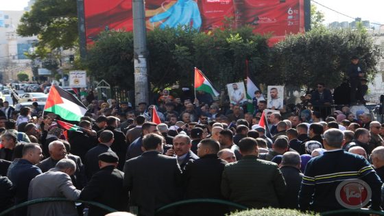 صور- في يوم التضامن مع الشعب الفلسطيني .. اعتصام حاشد في الخليل