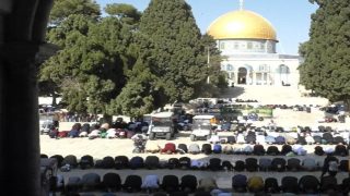 اعتقالات وقيود- 50 الف مصل يؤدون الجمعة في الأقصى