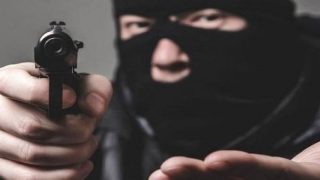 مجهول يسرق ذهبا بعد تحطيم واجهة محل للذهب في مدينة الظاهرية