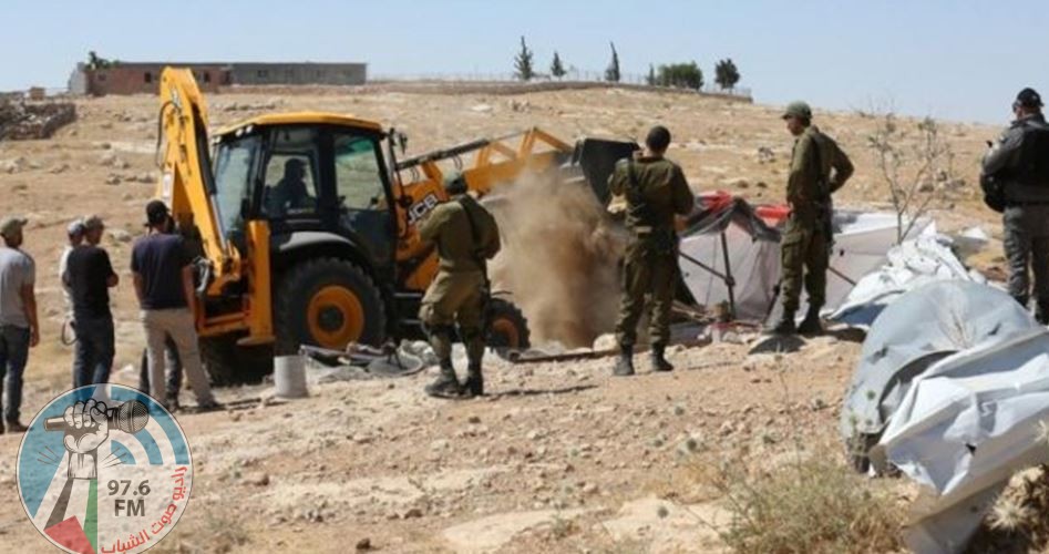 مستوطنون يعتدون على أراضي المواطنين في مسافر يطا