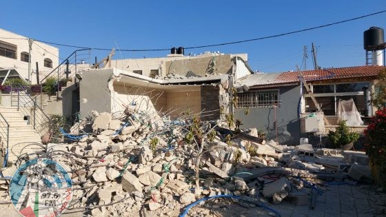 الاحتلال يجبر مواطنيْن على هدم منزليهما ويهدم محلا تجاريا في القدس