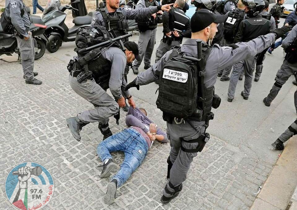 الاحتلال يعتقل شابا بعد الاعتداء عليه بالضرب في العيسوية