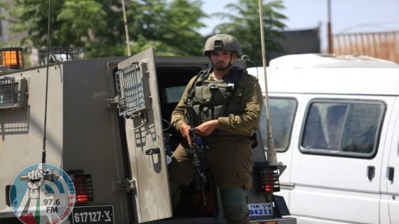 الاحتلال يعتقل مواطنا ويفتش منازل في بيت أمر شمال الخليل