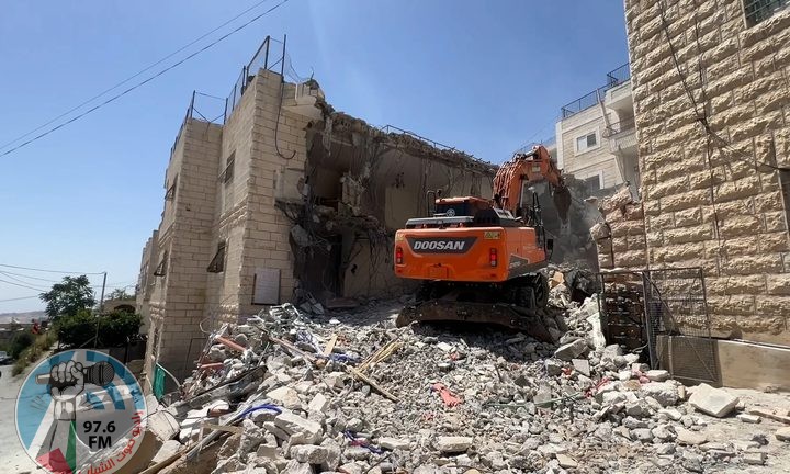 الاحتلال يجبر مواطنا على هدم مخزن ويخطر بهدم مسجد في بلدة سلوان
