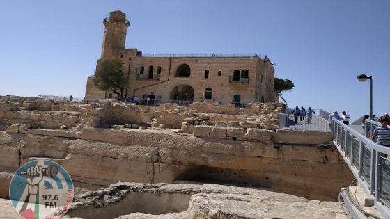 الاحتلال يهدم منزلا ويجرف أراضي في قرية النبي صموئيل