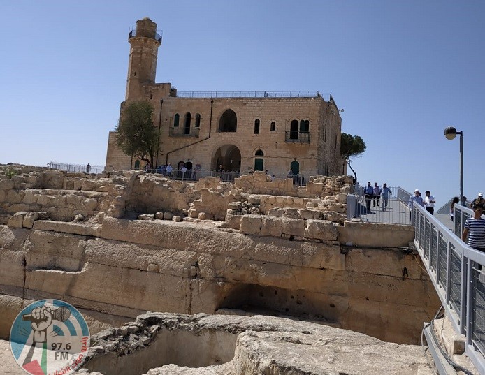 الاحتلال يهدم منزلا ويجرف أراضي في قرية النبي صموئيل