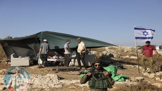 مستوطنون يستولون على 6 خيام في المغير ويجبرون أصحابها على الرحيل
