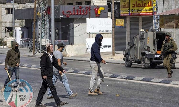 مستوطنون يعتدون على المواطنين في المغير ويقتحمون سنجل