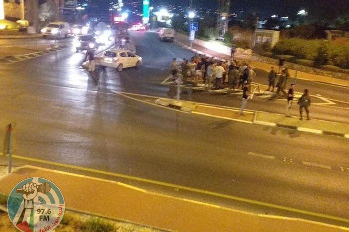 مستوطنون يهاجمون مركبات المواطنين على طريق نابلس و رام الله