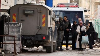 حملة اعتقالات.. الاحتلال يواصل تدمير المنازل وإحراقها في مخيم جنين