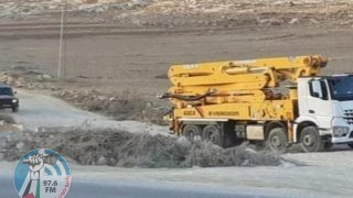 الاحتلال يستولي على خلاطة ومضخة باطون في قيرة شمال سلفيت