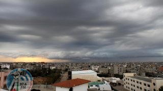 الطقس: أجواء غائمة اليوم وانخفاض طفيف على درجات الحرارة غدا
