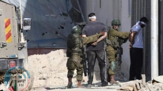 رام الله: الاحتلال يعتقل شابين ويحتجز آخرين ويحول منزلا إلى ثكنة عسكرية في المزرعة الغربية