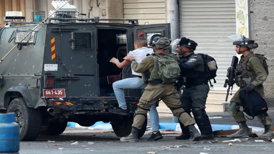 الاحتلال يعتقل 3 مواطنين من مدينة قلقيلية