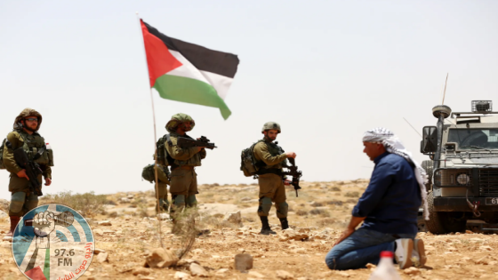 الاحتلال يعتقل مسنا ومستعمرون يعتدون على مواطنين وأراضيهم بمسافر يطا