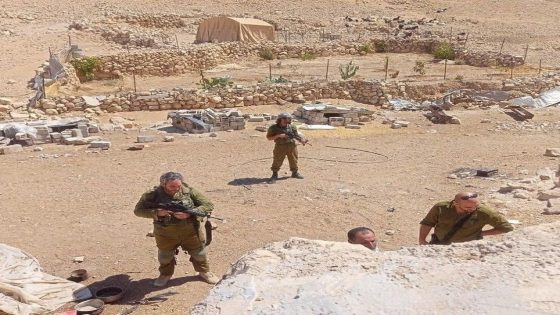 مستوطنون يقتحمون “تل ماعين” الأثري بمسافر يطا والاحتلال يقتحم بيت عوا