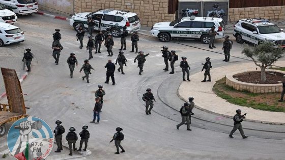الاحتلال يقتحم بلدة جبل المكبر ويداهم منازل ومحال تجارية