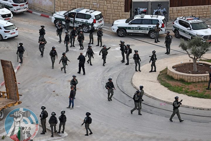 الاحتلال يقتحم بلدة جبل المكبر ويداهم منازل ومحال تجارية