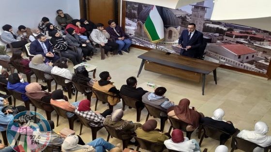 السفير الرويضي يوزع منحة الرئيس للطلبة اللاجئين الفلسطينيين في الجامعات العراقية