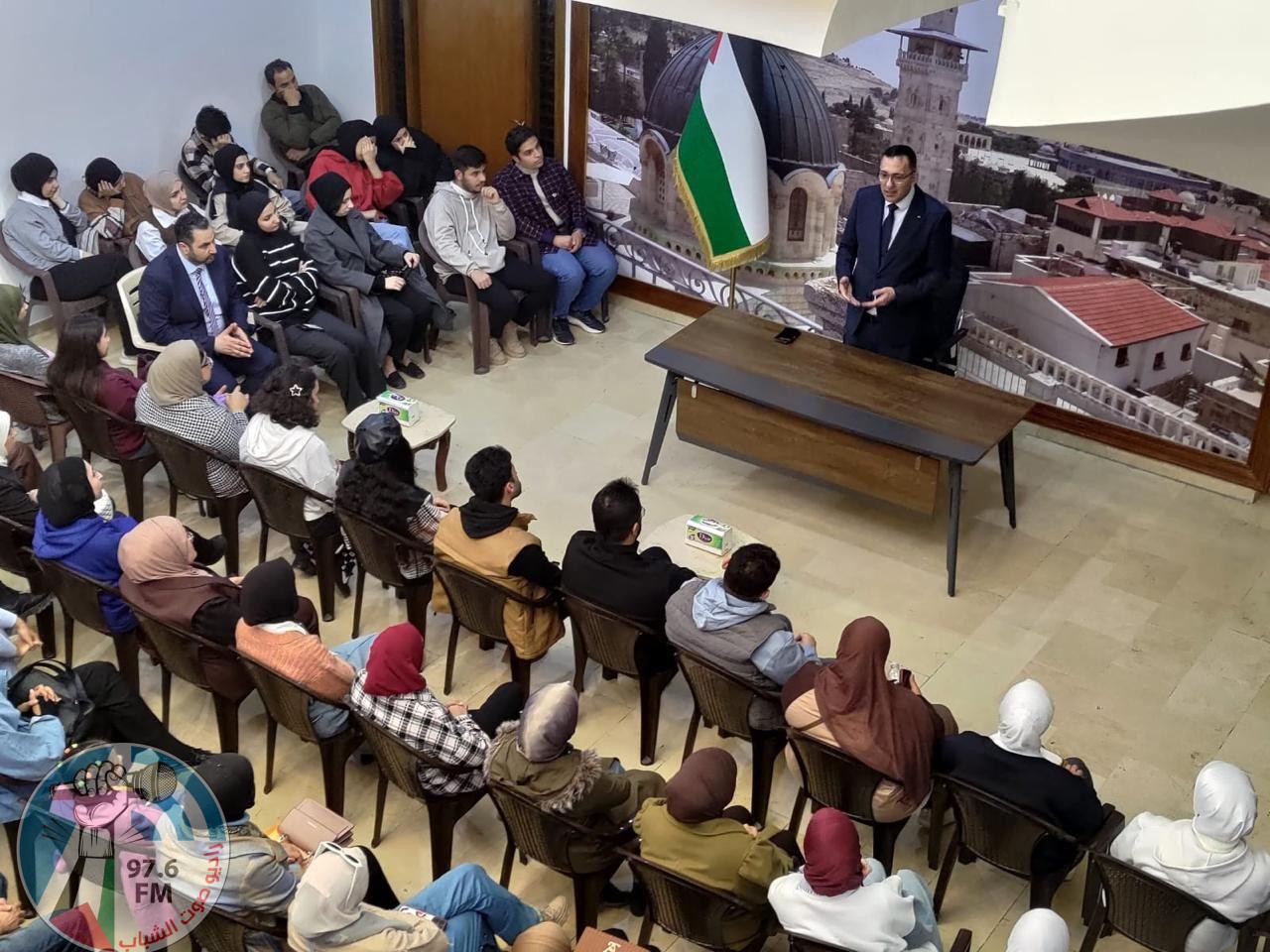 السفير الرويضي يوزع منحة الرئيس للطلبة اللاجئين الفلسطينيين في الجامعات العراقية
