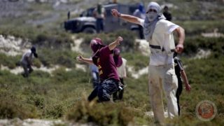 اصابة 7 فلسطينيين بعد اعتداء المستوطنين عليهم شرق رام الله