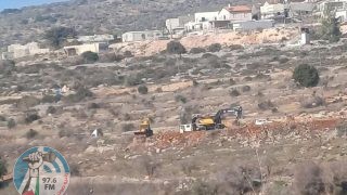 مستعمرون يجرفون الطريق الرئيس لخمس قرى جنوب نابلس