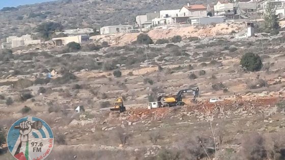 مستعمرون يجرفون الطريق الرئيس لخمس قرى جنوب نابلس