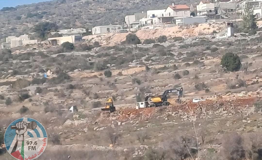 مستعمرون يجرفون الطريق الرئيس لخمس قرى جنوب نابلس