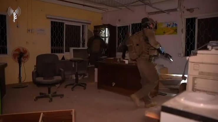 اقتحام منازل أسرى مقدسيين اسمائهم في صفقة تبادل الأسرى