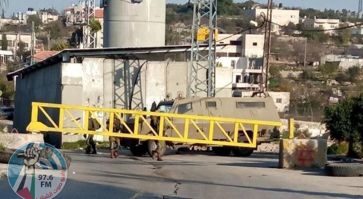 الاحتلال ينصب بوابة حديدية عند مدخل قرية دير عمار