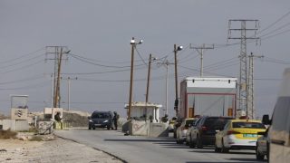 الاحتلال يواصل إغلاق أريحا لليوم السادس ومستعمروه يقتحمون “جبل قرنطل”