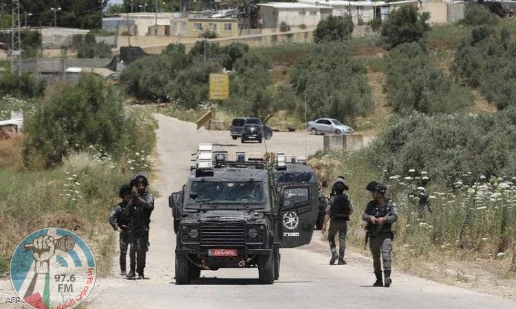 الاحتلال يقتحم عابود وقراوة وبيت ريما ومواجهات في كفر عين