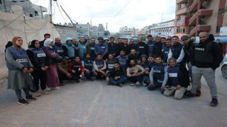 صحافيو غزة يلتقطون “صورة نهاية الحرب” أمام مجمع ناصر الطبي (صو)