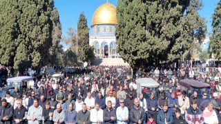 50 ألف مصل يؤدون الجمعة في الأقصى وسط قيود على دخول المصلين