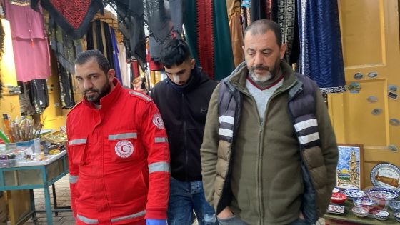 إصابة شابين برضوض وكدمات إثر اعتداء الاحتلال عليهما في الخليل
