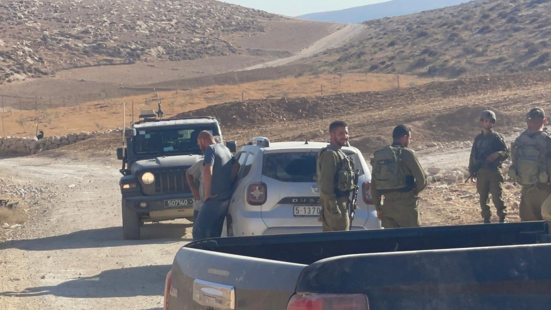 سابقة خطيرة.. الاحتلال يخطر مواطنا بهدم منزله بيده في مسافر يطا