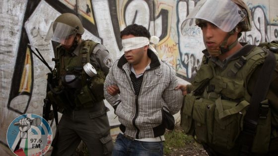 الاحتلال يعتقل 12 مواطنا من اذنا غرب الخليل بينهم خمسة أشقاء من عائلة واحدة