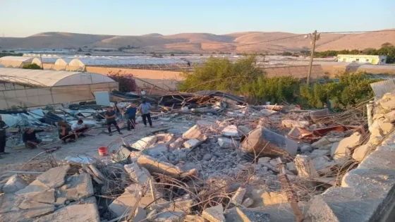 الاحتلال يهدم منزلا ويخطر بهدم آخر في فروش بيت دجن شرق نابلس