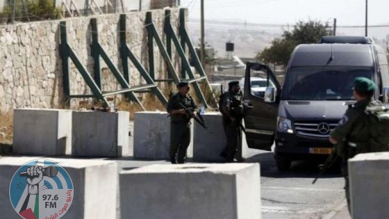 الاحتلال ينصب بوابة حديدية عند مدخل قرية كفر مالك