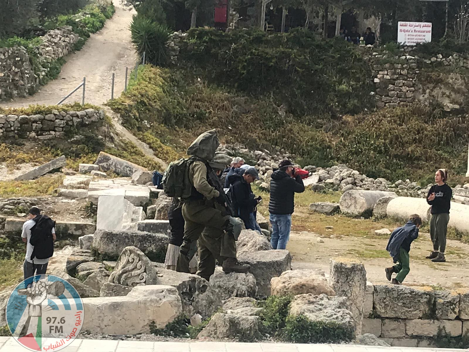 مستوطنون يعتدون على مسن من سبسطية شمال غرب نابلس