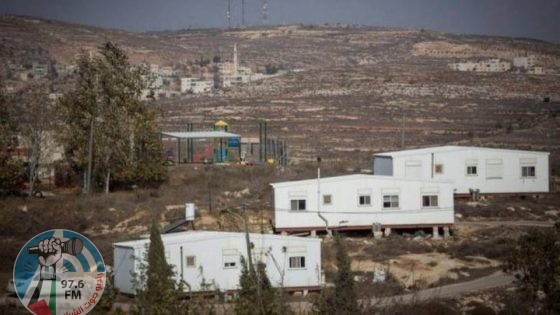 مستوطنون يضعون كرفانات على أراضي المواطنين شرقي بلدة طمون
