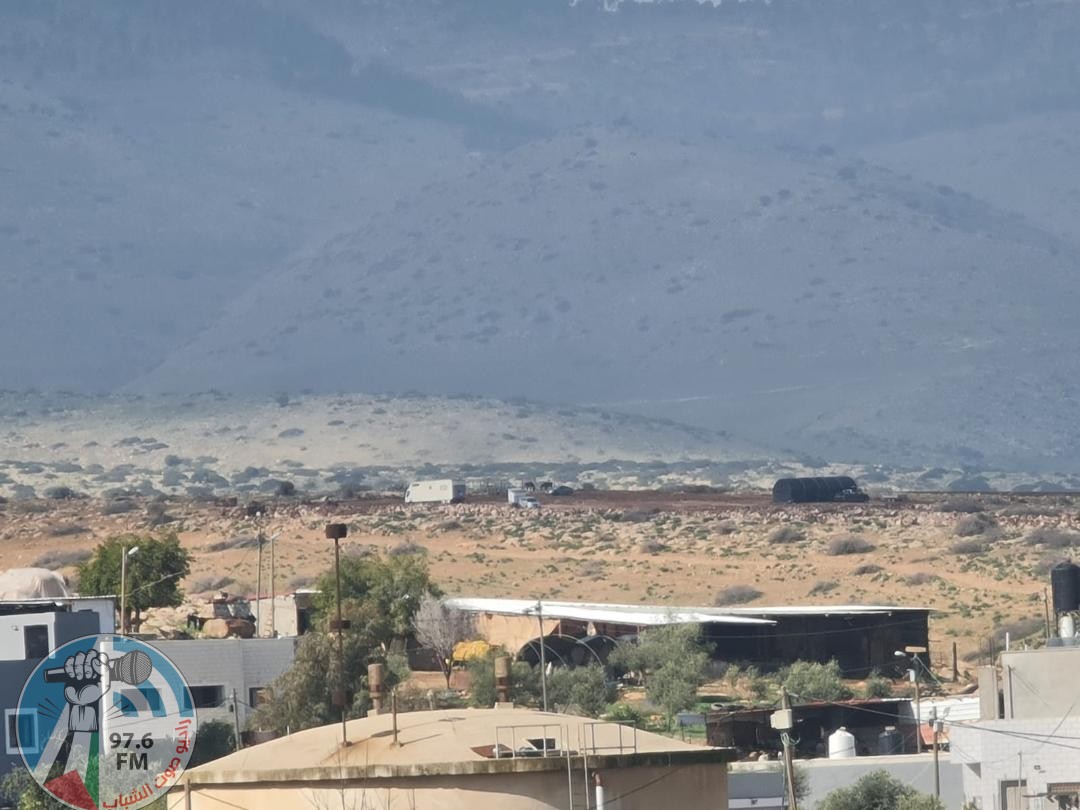 مستعمرون يضعون كرفانات ومعرشات غرب بردلة بالأغوار الشمالية