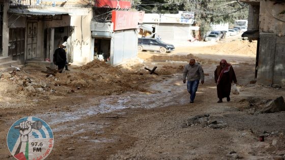الاحتلال يجبر المواطنين على مغادرة منازلهم في مخيم طولكرم
