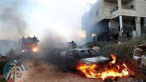 مستوطنون يحرقون مركبة وجرافة ويهاجمون منازل المواطنين شرق قلقيلية