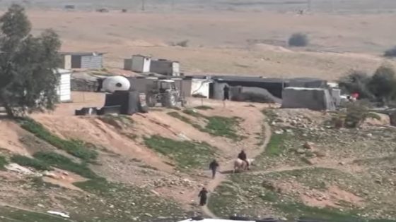 شاهد- مستوطنون يقيمون خيمة بالقرب من خيام المواطنين بالأغوار الشمالية
